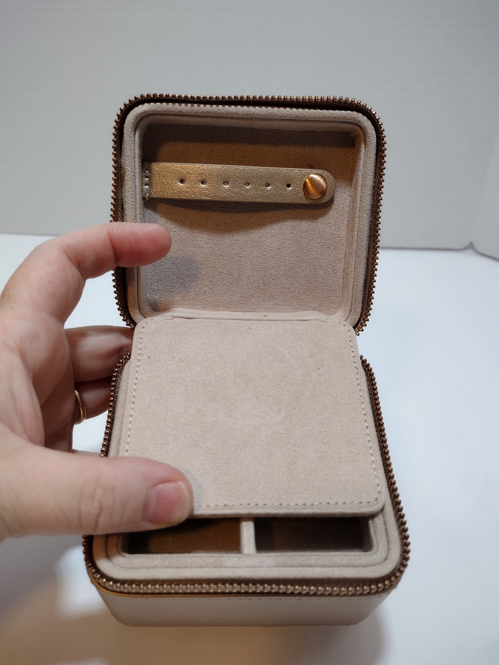 Kendra Scott Jewelry Travel Case - Picture 7 of 10